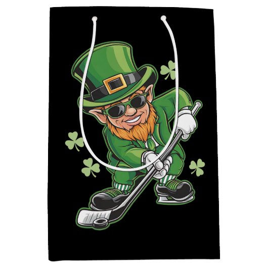 Leprechaun speelt hockey op St Patrick's Day Irish Medium Cadeauzakje (Voorkant)