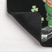 Leprechaun speelt hockey op St Patrick's Day Irish Muismat (Hoek)