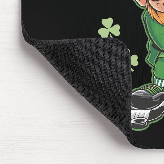 Leprechaun speelt hockey op St Patrick's Day Irish Muismat (Hoek)