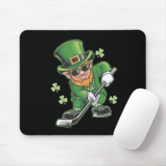 Leprechaun speelt hockey op St Patrick's Day Irish Muismat (Met muis)