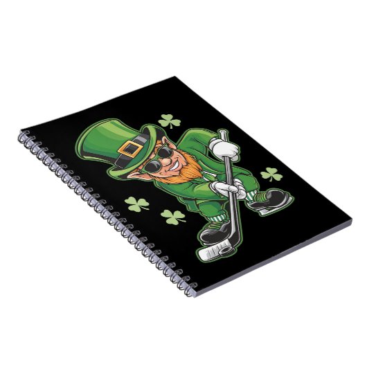 Leprechaun speelt hockey op St Patrick's Day Irish Notitieboek (Rechterzijde)