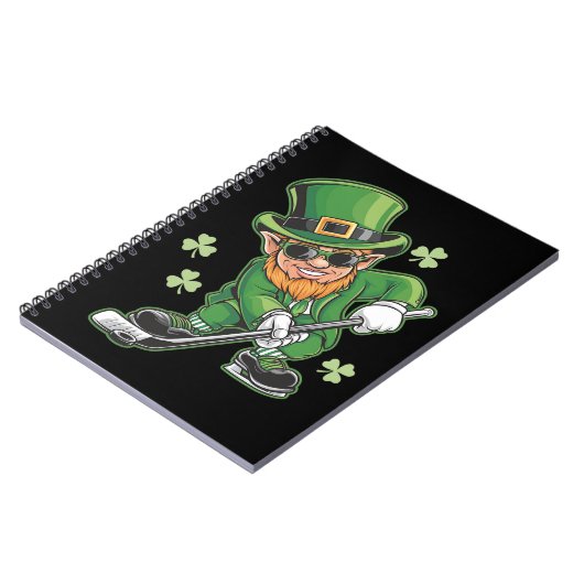 Leprechaun speelt hockey op St Patrick's Day Irish Notitieboek (Linkerzijde)