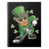 Leprechaun speelt hockey op St Patrick's Day Irish Notitieboek (Voorkant)