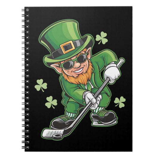 Leprechaun speelt hockey op St Patrick's Day Irish Notitieboek (Voorkant)