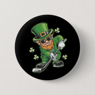 Leprechaun speelt hockey op St Patrick's Day Irish Ronde Button 5,7 Cm