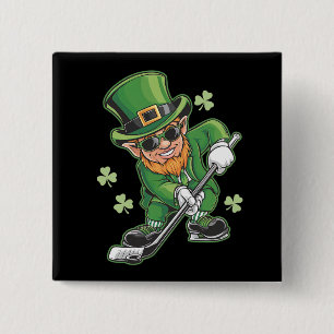 Leprechaun speelt hockey op St Patrick's Day Irish Vierkante Button 5,1 Cm