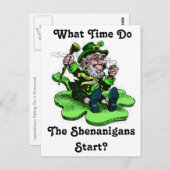 Leprechaun zittend op een shamrock briefkaart (Voorkant / Achterkant)