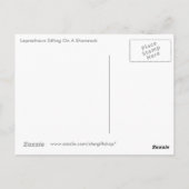 Leprechaun zittend op een shamrock briefkaart (Achterkant)