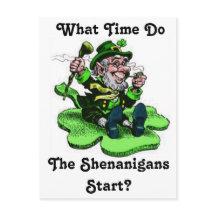 Leprechaun zittend op een shamrock