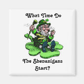 Leprechaun zittend op een shamrock magneet (Voorkant)