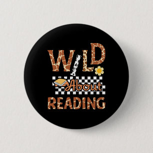 Leraar die boeken leest voor terug naar school ronde button 5,7 cm