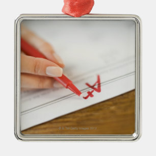 Leraar die een A plus-graad schrijft op werkblad Metalen Ornament