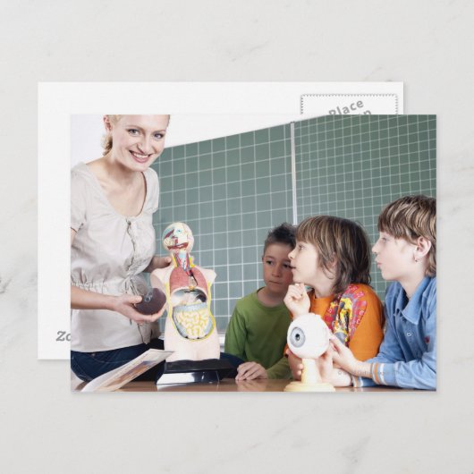 leraar die het model van het menselijk lichaam aan briefkaart (Voorkant / Achterkant)