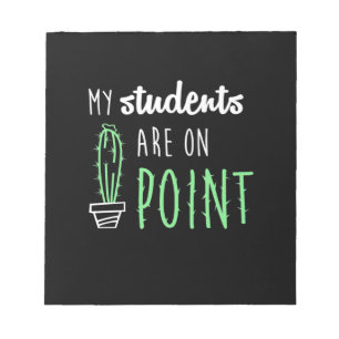 Leraar geeft mijn studenten een punt notitieblok