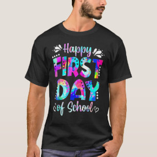 Leraar gooit de kleurstof terug naar school op de t-shirt