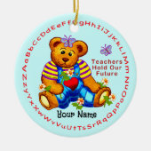 Leraar houdt toekomstig keramisch Ornament vast (Voorkant)