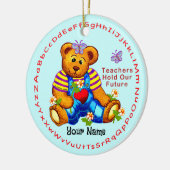 Leraar houdt toekomstig keramisch Ornament vast (Links)