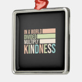 Leraar in de wereld verdeeld over de veelzijdighei metalen ornament (Links)