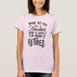 Leraar in ruste Hoofd van school pensionering T-shirt<br><div class="desc">Grappig gepensioneerd leraar gezegde dat perfect is voor het cadeau voor je favoriete collega die een goed gevoel voor humor heeft. Het gezegde op dit moderne cadeau voor gepensioneerden zegt: "Hoe noem je een leraar die gelukkig is op maandag? Gepensioneerd." Voeg een naam toe door op de knop personaliseren boven...</div>