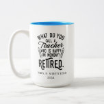 Leraar in ruste Hoofd van school pensionering Tweekleurige Koffiemok<br><div class="desc">Grappig gepensioneerd leraar gezegde dat is perfect voor het afscheid cadeau voor uw favoriete collega die een goed gevoel van humor heeft. Het gezegde op dit moderne gepensioneerde lerarencadeau luidt: "Hoe noem je een leraar die gelukkig is op maandag? Met pensioen." Voeg de naam van de leraar en het jaar...</div>