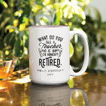 Leraar in ruste Hoofd van school Rood pensioen Tweekleurige Koffiemok<br><div class="desc">Grappig gepensioneerd leraar gezegde dat perfect is voor het cadeau voor je favoriete collega die een goed gevoel voor humor heeft. Het gezegde op dit moderne cadeau voor gepensioneerden zegt: "Hoe noem je een leraar die gelukkig is op maandag? Gepensioneerd." Voeg de naam van de leraar en het jaar van...</div>