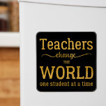 Leraar inspirerend gouden typografie script quote magneet<br><div class="desc">"Teacher change the world one student at a time" bedachtzame typografie citaat in zwart en goud. Houd er rekening mee dat de achtergrondkleur kan worden gewijzigd (nadat u de optie AANPASSEN hebt geselecteerd).</div>