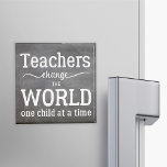 Leraar krijtbord witte typografie script quote magneet<br><div class="desc">"Leraren veranderen de wereld een kind per keer" doordachte typografie citaat in blackboard achtergrond en wit script. Het zou een leuk bedankje voor je beste leraar kunnen zijn.</div>