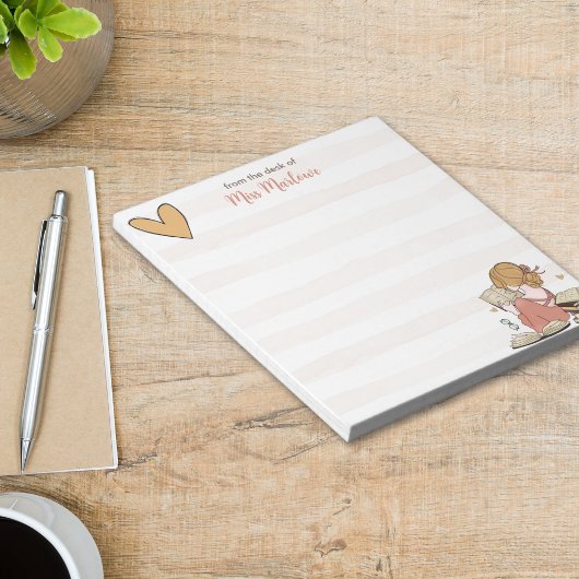 Leraar lezen boek stapels gestreept gepersonalisee notitieblok