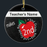 Leraar Makes 2de Grade Rock | Chalkboard Keramisch Ornament<br><div class="desc">ornament van de tweede klas van de leraar. Een uniek stijlvolle tweede klas schoollerarenontwerp dat u in staat stelt zich te personaliseren. Aanbevolen in een schoolstijl met het gezegde "2e Grade Rocks" ⭐ Dit product is 100% . Grafische en/of tekst kunnen worden toegevoegd, verwijderd, verplaatst, aangepast, omringd, geroteerd, enzovoort. 99%...</div>