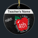 Leraar Makes 4th Grade Rock | Chalkboard Keramisch Ornament<br><div class="desc">⭐ ⭐ ⭐ 5 sterren Review. Ornament van de vierde klas-leraar. Een uniek stijlontwerp voor docenten van de vierde klas, klaar om je te personaliseren. Aanbevolen in een schoolstijl met het gezegde "4e Grade Rocks" 🥇 EEN ORIGINEEL KOPYRIGHT ART ONTWERP VAN Donna Siegrist ALLEEN BESCHIKBAAR OP ZAZZLE! ✔ OPMERKING: ALLEEN...</div>