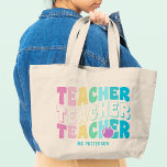 Leraar Moderne Regenboog Kleuren Gepersonaliseerde Grote Tote Bag<br><div class="desc">Teacher Modern Rainbow Colours Personalized Name Canvas tas bevat de tekst "Teacher" in de moderne regenboogkleur herhaal scripttypografie met uw aangepaste gepersonaliseerde naam hieronder. Ideaal voor uw favoriete docent voor de waardering van de docent,  verjaardag,  kerst,  feestdagen en meer. Ontworpen door Evco Studio www.zazzle.com/store/evcostudio</div>