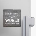 Leraar naam krijt witte typografie magneet<br><div class="desc">Naam en witte typografie script geïnspireerd op het citaat "Teachers change the world one child at a time" op blackboard achtergrond. Personaliseer het met de naam van je beste leraar en maak er een leuk bedankje voor hem/haar!</div>