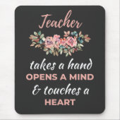 Leraar neemt een hand en opent een geest muismat (Voorkant)