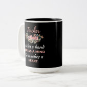 Leraar neemt hand in hand tweekleurige koffiemok (Voorkant links)