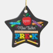 Leraar Pre-K Preschool Crayons Chalkboard Star Keramisch Ornament (Voorkant)