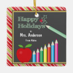 Leraar Prettige feestdagen Chalkboard Apple Keramisch Ornament<br><div class="desc">Deze kerstboomversiering is voorzien van een krijtbord,  een rode appel en kleurpotloden. De tekst op het bord luidt als volgt: Prettige feestdagen. Met de  tekst kunt u de naam van de leraar en uw eigen naam toevoegen. Het maakt een geweldige kerstcadeau voor een speciale leraar.</div>