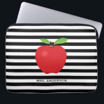 Leraar rode appel horizontale strepen laptop sleeve<br><div class="desc">Deze hoes van de lerarenlaptop is voorzien van een trendy zwart-wit horizontaal stripe patroon dat voorzien is van een afbeelding van een rode appel en een aangepaste tekst voor de naam van de leraar.</div>