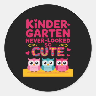 Leraar terug naar school kleuterschool keek schatt ronde sticker