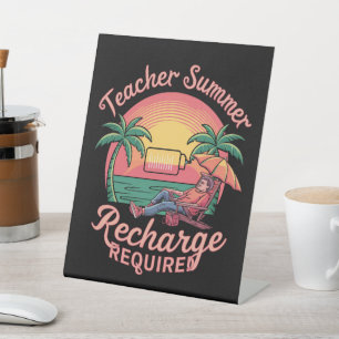 Leraar zomeropfrissing vereist laatste schooldag reclamebord met voetstuk