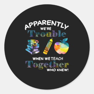 leraarscadeau Blijkbaar zijn we problemen als we Ronde Sticker