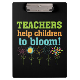 Leraren helpen kinderen om klembord te blokkeren