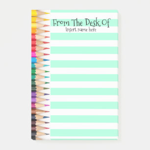 Leraren met pennen om de naam van een desktop te v post-it® notes