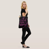 Leren Liefde Inspireren Script Design Tote Bag (Op model)