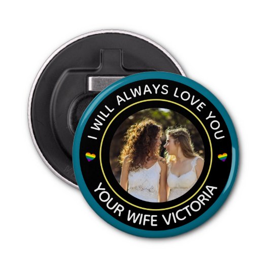 Lesbian LGBTQ Foto Weddenschap Couple Rainbow Cust Button Flesopener (Voorkant)