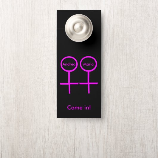 Lesbian Lovers Personalized door Hanger (Op knop)