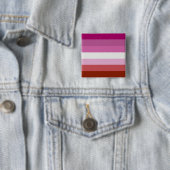 LESBIAN PRIDE STRIPES VIERKANTE BUTTON 5,1 CM (In situ)
