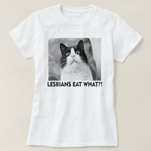 LESBIANS EAT WAT!?! T-SHIRT (Design voorkant)
