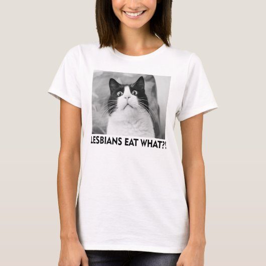 LESBIANS EAT WAT!?! T-SHIRT (Voorkant)