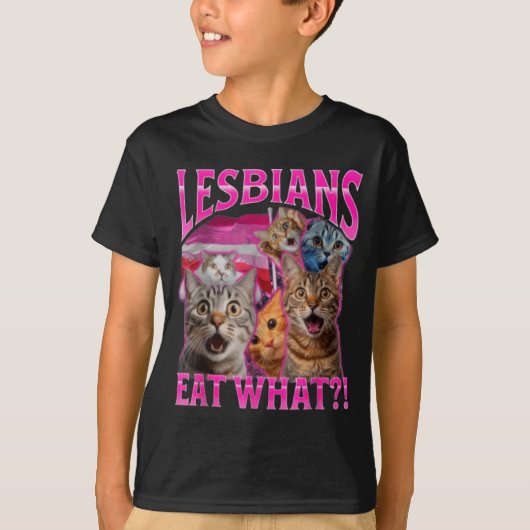 Lesbians Eat What_ Funny Cat Rude Gay Pride Lgbtq  T-shirt (Voorkant)