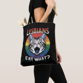 Lesbiennes Eet Wat Kat Humor LGBTQ Pride Flag Tote Bag (Dichtbij)